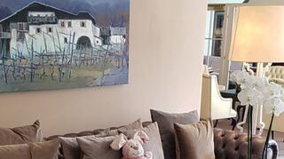 Im Hotel begegnen den Gästen kuschelige Gesellen mit Schildern: Victoria, die Tochter von Hildtrud Gufler und Patrick Mair, hat ihre Stofftiere in Pandemiezeiten zu „Abstandshaltern“ in den gemütlichen Sitzbereichen umfunktioniert.