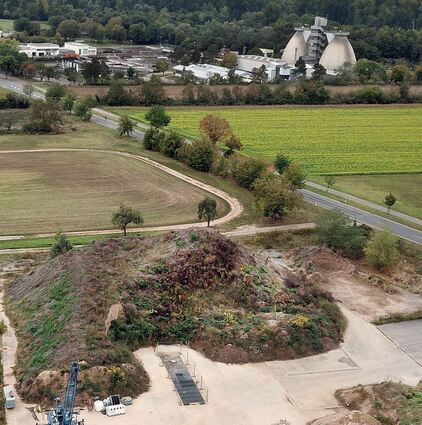 Auch das „Brühler Loch“, die frühere Geothermie-Baustelle, am unteren Bildrand rückt bei den Plänen der MVV und der EnBW wieder in den Blick.