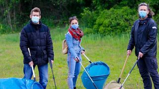 Benjamin Heyer aus Gauangelloch (l.) und Axel Baumann aus Reilingen sind mit Vanessa Schäfer (M.) unterwegs. Die „Müllhai“-Konstruktion leistet gute Dienste.