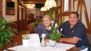 Jeannette und Oliver Berlinghof vom Hotel und Restaurant „Zur Pfalz“ in ihrem frisch gestrichenen Gastraum, der trotz der Corona-Lockerungen voraussichtlich noch bis Mitte Juni geschlossen bleiben wird.