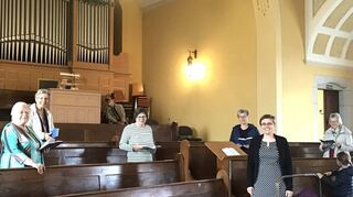 Der Kleinchor: Edelgard Müller (v. l.), Sigrid Beck, Christina Schmitz, Dagmar Engel-hardt, Dirigentin Lena Haug-Habicht und Jutta Roth, an der Orgel Gerhard Müller.