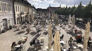 Auf dem Schlossplatz herrscht wieder Leben. Hier ein Blick am sonnigen Samstagabend auf die Außenbereiche im südlichen Teil.