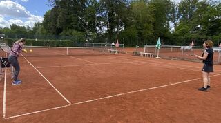 Tennis funktioniert mit Abstand gut. Trainerin Korina Perkovik (l.) beim Workshop mit zwei Spielerinnen des TC Ketsch.