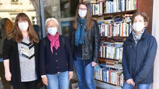 Iris Buchhold (v. l.), Roswitha Kohler, Brigitte Biegler und Ursula Wilmes schauen regelmäßig beim Bücherregal vorbei, ob alles seine Ordnung hat und ob das Erscheinungsbild stimmt.