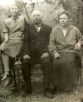 Das Fundstück des Heimatvereins zeigt die Familie Kraus mit (v. l.) Tochter Elisabeth Maria, Dr. Franz Kraus und Ehefrau Eva Krauss geborene Rohr.