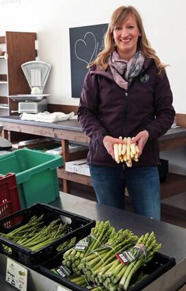 Ansturm auf die Spargel: Anja Großhans hat zurzeit sehr viel zu tun.