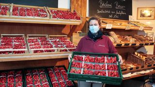 Erdbeeren in Hülle und Fülle: Kathy Arheidt präsentiert die frisch geernteten roten Früchtchen im Hofladen des Johanneshofs kurz vor Geschäftsöffnung.