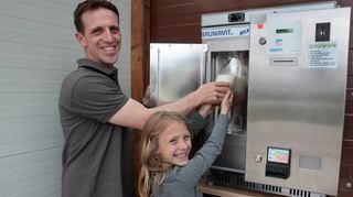 Müssen den Milchautomaten häufiger nachfüllen: Jochen Kief und seine achtjährige Tochter Anja haben in der Seewaldsiedlung mehr zu tun. Auch Eier aus Bodenhaltung gibt es auf dem Hof rund um die Uhr aus dem Automaten.