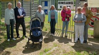 Ein Teil der Gruppe treuer Hohwiesen-Stammgäste, die die Schließung in diesem Jahr nicht hinnehmen wollen: Sigrid Wannagat (v. l.), Gerlinde und Klaus Bräutigam, Gabriele Linke, Monika Lucha, Julia Theil mit Töchterchen Sophie sowie Brigitte und Gerard Wahlberg-Heinis.