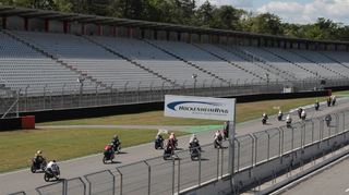 Saisonstart für die Motorräder war am Wochenende auf dem Hockenheimring. Wie man sieht, blieben die Rennfahrer unter sich – aus Pandemiegründen sind noch keine Zuschauer zugelassen. Eine für alle Teilnehmer ungewohnte Situation und Kulisse.