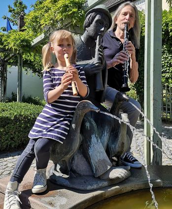 Der Schwetzinger Profimusiker Nikolaus Friedrich und Marlene üben schon mal für die Fête de la Musique.