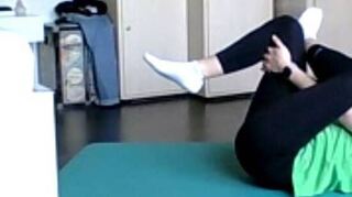 Ramona Brenner hat die Aufgaben für die Masters zusammengestellt und macht die Übungen vor.