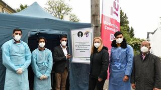 Am Gottlob-Hees-Platz freuen sich Instar Ahmad (v. l.), Feras Janjua, Safeer Najam, Bürgermeisterin Patricia Rebmann, Quasid Tahir und Naseer Najam über das neue und zentral gelegene Schnelltestangebot.