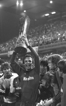 Umringt von seinen Kollegen präsentiert Karl-Heinz „Charly“ Körbel am 21. Mai 1980 nach dem Finalsieg über Borussia Mönchengladbach den Uefa-Pokal.
