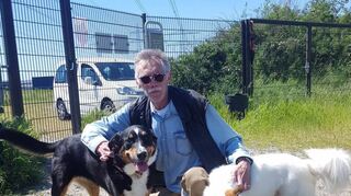 Thomas Hartmann freut sich darüber, dass er seine Hunde wieder auf der Hundewiese rennen lassen kann.