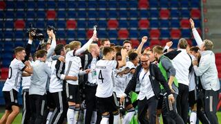 Der nächste Streich: Die deutsche U 21 feiert den Finaleinzug. Mittendrin Doppeltorschütze Florian Wirtz.