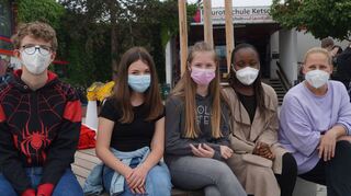 Nicolas Bruchmann (v. l.), Leonie Hemmerich, Noemi Dupal, Amanda Anyingu und Lehrerin Jeannine Lackner sind froh, dass alle wieder gemeinsam in der Schule sind. Die Lernerei vor dem Bildschirm sei irgendwann mal auf die Nerven gegangen, spätestens beim Internetaussetzer. Nun könne man die Lehrer wieder vor Ort fragen.