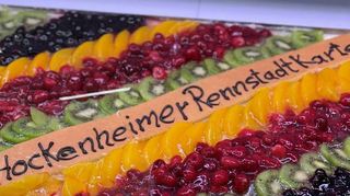 So sieht er aus, der Geburtstagskuchen für die Rennstadtkarte, der ihre vier Farben aufgreift.