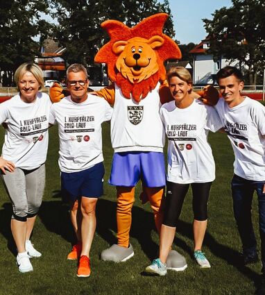 Freuen sich auf die zweite Auflage des Kurpfälzer Solo-Laufs: das engagierte Organisationsteam (v. l.) mit Kerstin Schaub, Michael Zipf, Katja Kruse und Morten Angstmann. Es fehlen Melanie Weber und Petra von Borstel. Auch TV-Maskottchen Schorsch (M.) ist hochmotiviert.