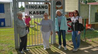 Treue Stammgäste am Badestrand Hohwiese, der 2021 zu bleiben soll (v. l.): Gabriele Linke mit Enkelin Sophie, Brigitte Wahlberg-Heinis, Monika Lucha und Sigrid Wannagat wollen die Schließung nicht hinnehmen und sammeln mit ihren Mitstreitern jetzt Unterschriften.