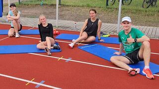 Den Leichtathleten Luca Wagner (v. l.), Jennifer Mattern, Clara Wollschläger, Denise Grashoff und Yannik Dudda kann man die Freude darüber, dass sie wieder ohne große Einschränkungen trainieren dürfen, deutlich ansehen.