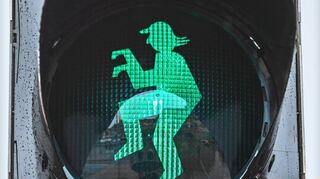 (oben) Mainzelmännchen-Ampel in Mainz und Otto Waalkes’ Ampelmännchen hüpft in Emden (unten).