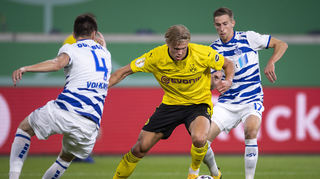 SVS-Neuzugang Arne Sicker (r.) hat es hier noch im Trikot des MSV Duisburg mit Dortmunds Erling Haaland zu tun - das war vergangenes Jahr im DFB-Pokal.