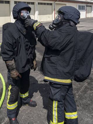 Gegenseitig machen sich die Kameraden für den Einsatz bereit.