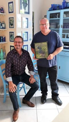Das Bild mit blauen Feigen hat Dietmar Brixy (v. l.) Dietmar Schuth dem Museum über-lassen. Es reiht sich perfekt in den Themenbereich „blaues Essen“ ein.