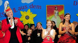 Gerhard Luksch präsentiert im Herbst 2016 als „Göggel“-Präsident die damals neuen Hoheiten Prinzessin Vanessa II. alias Vanessa Frey und Kinderprinzessin Isabelle I. alias Isabelle Laurent.
