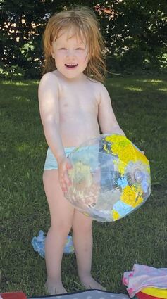 Großer Tag für Lina (2). Zum ersten Mal besucht sie das Ketscher Freibad.