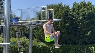 Ein Sprung aus lauter Freude: Tobias Schmitt aus Schwetzingen springt ins kühle Nass in der Enderlegemeinde.