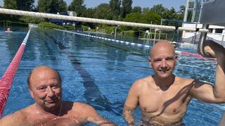 Und ab ins Training: Karlheinz Böhrer (r.) und Extremsportler Jürgen Stumpf schwimmen wieder Bahn um Bahn im Freibad.