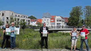 Dr. Sybille und Uwe Heidenreich (v. li.), OB Marcus Zeitler sowie Edeltraut und Michael Schöllkopf präsentieren die Plakate, mit denen längs des Bachverlaufs Respekt für die Natur eingefordert wird. Denn mit Respekt, mit Rücksicht und Achtsamkeit, ist das Gelände auch als Naherholungsgebiet zu genießen.