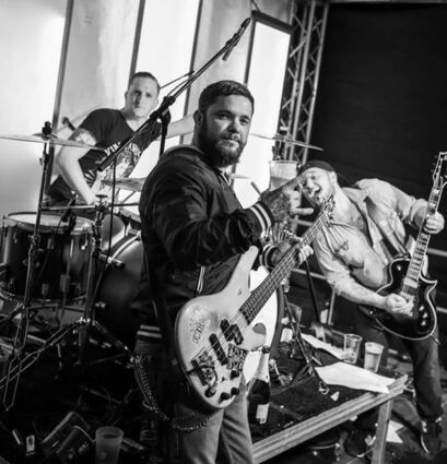 Die Lokalmatadoren von „Dougie & The Blind Brothers“ freuen sich, wieder auf der Bühne zu stehen.