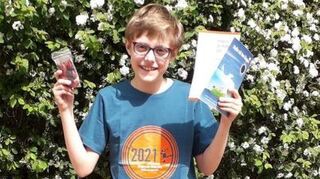 Der, der die meisten Mathe-Aufgaben hintereinander richtig löst, also den weitesten Sprung beim Känguruwettbewerb macht, der gewinnt. Dieses Jahr kommt der Gewinner der Neurottschule aus der vierten Klasse und heißt Julian.