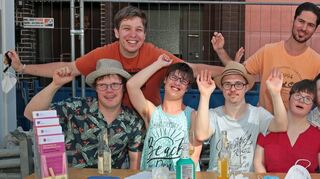 Gabor und Dennis (hinten v. l.) sowie Julius (vorne v. l.) , Lea, Pascal, Franziska und Marc freuen sich, dass sie im kommenden Frühjahr in das neue Haus einziehen können.