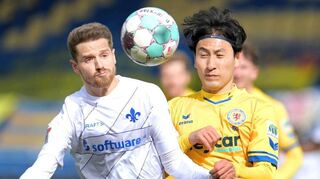 Immanuel Höhn (l.), hier im Zweikampf mit Braunschweigs Dong-Won Ji., wechselt von Darmstadt nach Sandhausen.