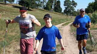 Luis, Finn und ihr Lehrer Edgar Kugelmann sind schon auf der Zielgeraden: Für den Kurpfälzer Solo-Lauf haben sie im vergangenen Jahr die 3,5-Kilometer-Strecke mit Bravour bewältigt.