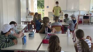 Hier findet die Ausbildung der wichtigen „Stromspardetektive“ statt: Michael Boeke (Kliba) beim Workshop mit der 3b der Neurottschule.