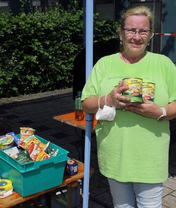 Manuela Dehoust hält verschiedene Lebensmittel bereit.