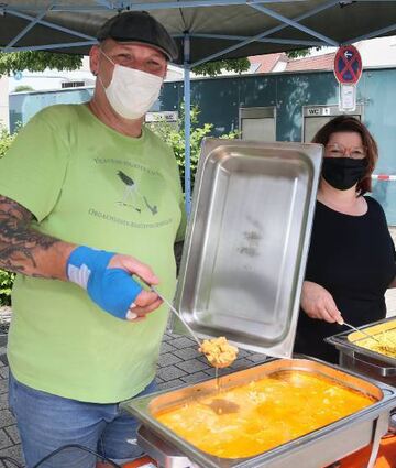 Jürgen Reeb und Nadina Schobert geben eine warme Mahlzeit aus.