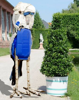 „Kiki im Park“: Diese Plastik wurde aus lauter entsorgten Materialien geschaffen. Sie reflektiert und kritisiert unsere Wegwerfgesellschaft.