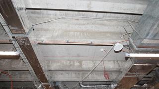 Im zweiten Obergeschoss im Gauß-Gymnasium wurden die Decken abgenommen – Kabel und Schächte sind gut zu erkennen.