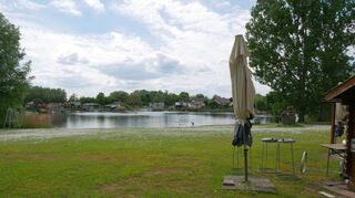 Idylle pur und viel Platz: Der verwaiste Badestrand Hohwiese. Den See nutzen können in diesem Jahr nur die Besitzer der privaten Ferienhäuser außenrum.