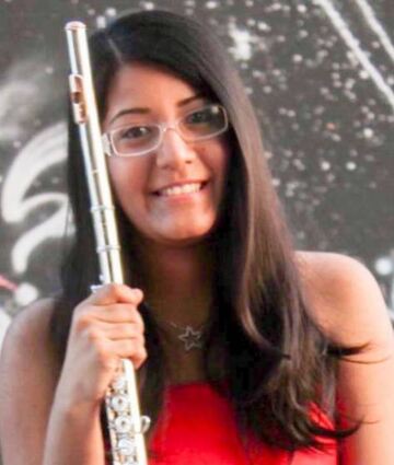 Mariana Chacin Benitez ist mit Schülern dabei.