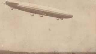 Das Luftschiff SL II 1914 beim Landeanflug über der Brühler Werft – damals wurde die Postkarte abgeworfen und von Oberleutnant Graf von Einsiedel gefunden.