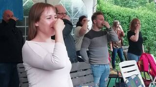 Nein, das hier ist keine neue Corona-Regel fürs Singen: Die „SchwetSingers“ machen eine Einsingübung, wofür sie sich die Nasen zuhalten müssen.