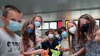 Lernen und gemeinsam basteln: Nico (v. l.), Sarah, Erisa, Sven Riedner (Kliba), Clemens, Arjin, Sophie und Lina bauen im Experimentierraum der Lußhardtschule ein Windrad.