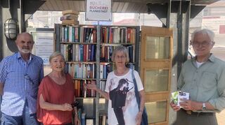 Die Kümmerer des öffentlichen Bücherregals: Walter Etzler (v. l.), Rita Wolf, Doris Etzler und Winfried Wolf.